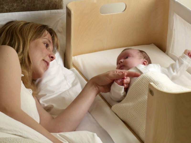 sleep-saving-tips-mom-sleeping-near-baby