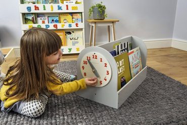 little girl trying to read time