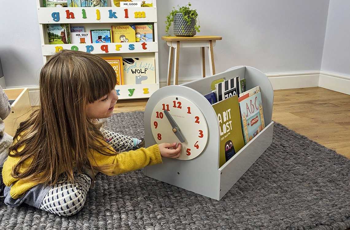 little girl trying to read time