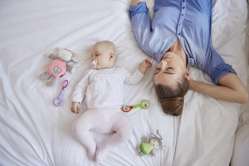 postpartum-priorities-mom-baby-on-bed