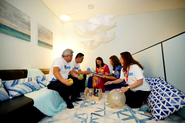 The Calm Room is located at the Lower Ground floor. It has dimmed lights and tools such as sensory toys, weighted blankets, essential oils, bean bags and more. To use the Calm Room, visitors can call the helpline at 603-2786-9333. Picture shows Hannah Yeoh, NASOM Chairman Feilina S.Y. Muhammad Feisol, Chan and the Sunway Putra management inspecting the Calm Room. 