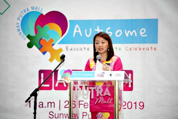 Yeoh commends Sunway Putra Mall for taking the initiative in raising awareness for autism.