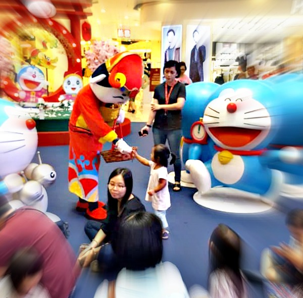 Soraya’s confidence and individuality is growing day by day. At a CNY celebration in a shopping complex recently, she approached the “god of wealth” all by herself to ask for a sweet.