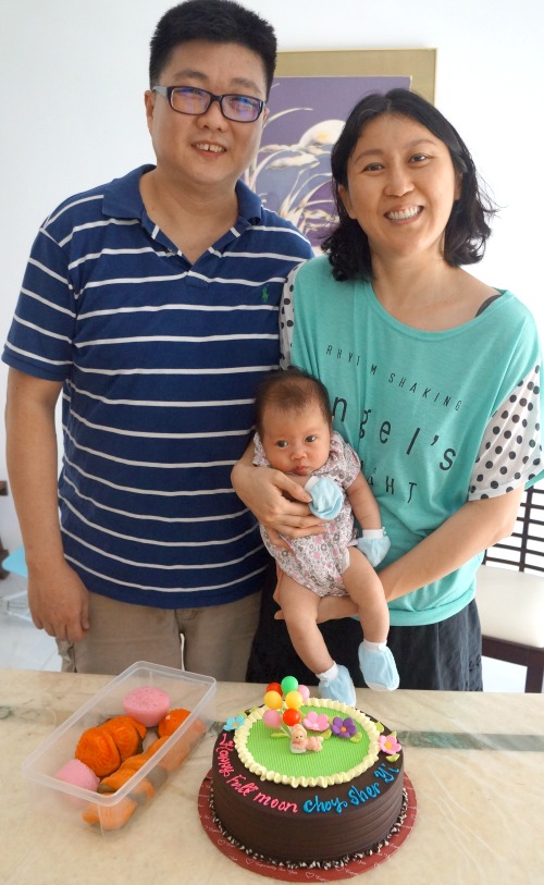 Sher Yi at one month old Full Moon Celebration, with loving mother and father ─ Juleen and Choon Wei.