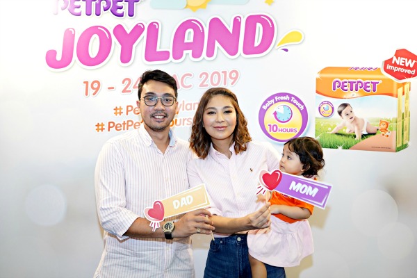 Dahlia Shazwan together with her husband and daughter taking a family photo at the PETPET Joyland.
