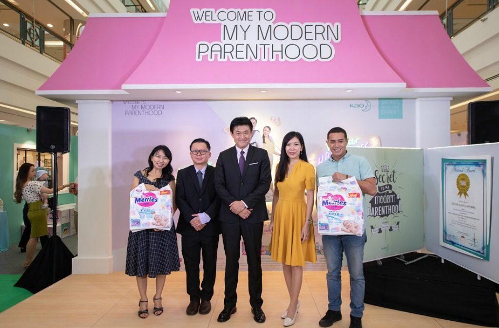 Malaysia’s Breastfeeding Consultant and Parenting Coach, Gina Yong (far left) and Amar Asyraf (far right) receiving the token of appreciation from KAO Malaysia along with Fujiwara Masaki (centre), Tan Poh Ling, and Ngo Wei Foo.