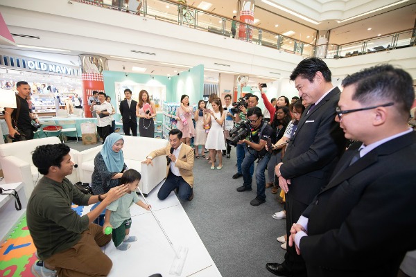 Host Nazrudin Rahman with invited influencers during the demonstration of the Magiclean Wiper Mop as President of KAO Malaysia, Fujiwara Masaki and the media looks on.