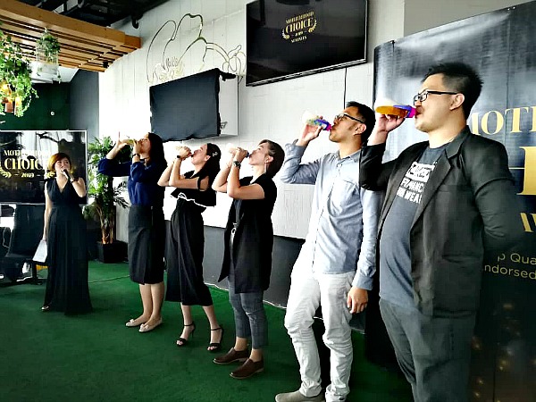 At the start of the event, in true ‘motherhood’ context, guests sportingly drank milk from baby bottles on stage to participate in the ice-breaker event.