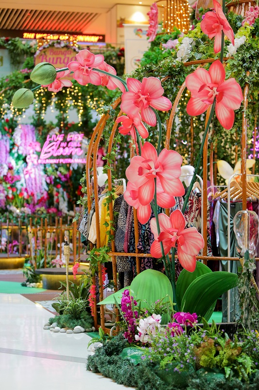 Main Concourse Sunway Putra Mall is festooned with Orchid blooms.