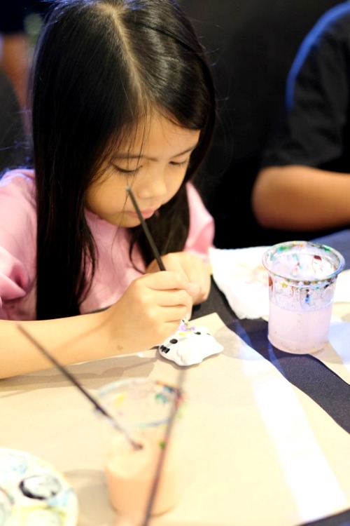 The children were also engrossed in the Ceramic Painting session which was conducted by Kraftangan Malaysia.