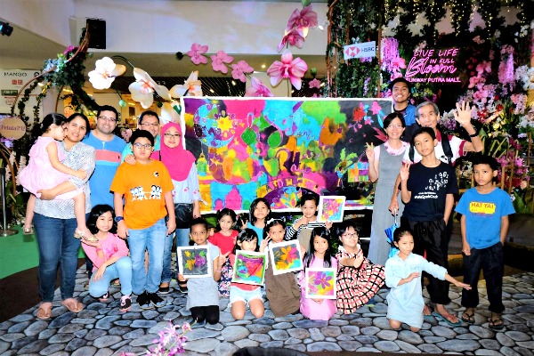 The participants from Putra Junior Club (PJC) and Autsome who took part in the special hands-on activity: Kiddies Batik Day.