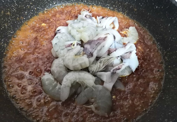 eafood in sambal sauce as base to the meehoon.