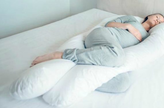 See how a U-shaped full body pregnancy pillow hugs and supports the pregnant form (Image Credit:LandABargain)