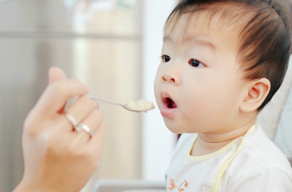 Baby feeding. Weaning your Baby for the first Time