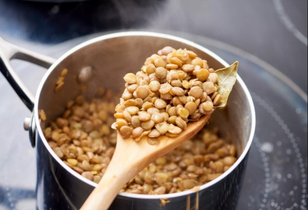 A spoonful of lentils. What Foods to Wean your Baby with