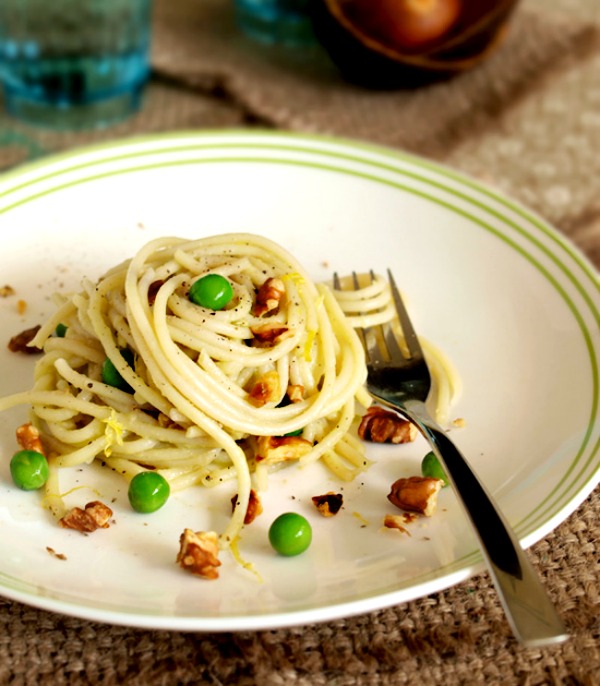 Pasta on a fork with Avocado sauce. Easy Toddler Meals, Recipes Malaysia 