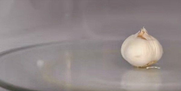 Garlic on a microwave plate. Food Hacks: 5 Secrets to Peeling Garlic