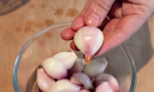 A bowl of deskinned shallots. Peel Shallots, Onions, Ginger, Turmeric faster than you can say Save Time In The Kitchen