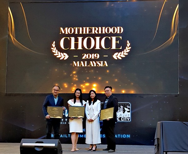 (Far Right) Ong Yee Jack, Sales Manager of Grato Marketing Sdn Bhd receiving the Top Three Most Voted Award for his company’s product Bubbles Steam & Dry Sterilizer. On Jack’s right is Petrina Goh, CEO of the Nuren Group and host of the Motherhood Choice Awards 2019. 