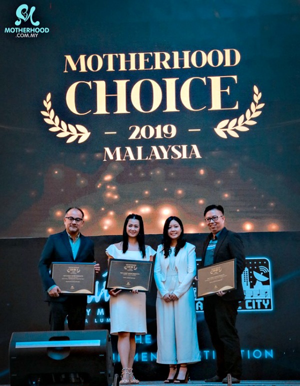 (Far left) Gwei Tze Co, CEO of Baby Products Association Malaysia receiving the Top Three Most Voted Award on behalf of Philips Avent at the Motherhood Choice Awards 2019 held on June 27, 2019.