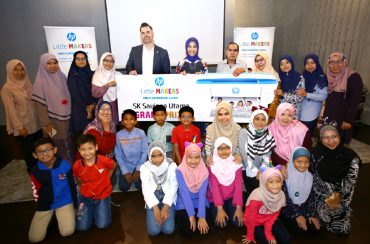 Fayza Mohamed Amin, Managing Director of HP Inc. Malaysia and David Hollands, Education Strategy Manager HP Inc. Asia Pacific and Japan presenting the Grand Prize of the HP Little Makers Challenge to SK Saujana Utama.