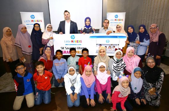 Fayza Mohamed Amin, Managing Director of HP Inc. Malaysia and David Hollands, Education Strategy Manager HP Inc. Asia Pacific and Japan presenting the Grand Prize of the HP Little Makers Challenge to SK Saujana Utama.