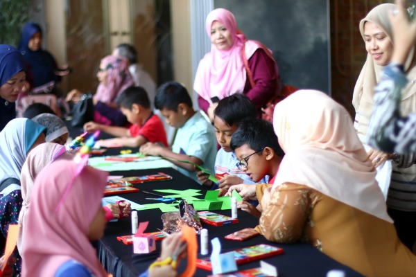 Students and teachers from SK Saujana participating in the Little Makers challenges at the event. 