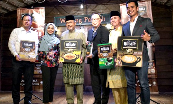 (From left) The Monumental Sales Growth Award presented to Speedmart99 was accepted by Tee Tian Hock (Project Manager Speedmart99) while the Best Key Business Partner Award presented to Aeon Supermarket was accepted by Norsyawanie Che The Marican. Looking on are Dato’ Afifuddin Bin Abdul Kadir, Simon Yong Kim Onn (MIS Director Speedmart99), Tengku Dato’ Setia Putra Alhai and Alif Satar.