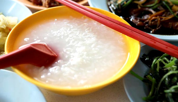 If your rice is too soggy to be saved, turn it into porridge and serve Teochew Porridge for dinner instead. This plain rice porridge meal can be eaten with just about any side dish you can think of cooking up. (Image Credit:ieatishootipost)