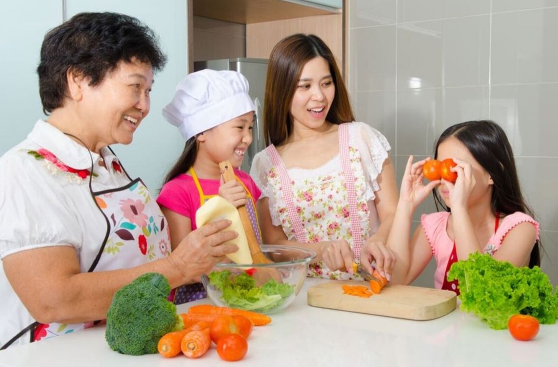 family cook together to avoid picky eating
