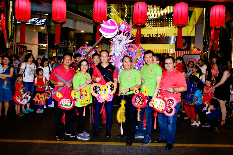 Danny Lee (3rd from left) led the 1,000-strong lantern procession. 