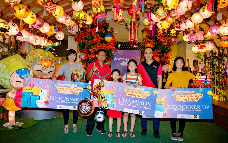 Here are the three Grand Prize winners of Sunway Putra Mall’s first Lanterns Design Competition. Giving away the prizes were (2nd from right) Danny Lee accompanied by Darren Lau, representative of Malaysia Lantern Art Association. Darren can be seen holding the champion Yap Hong Hong’s winning lantern creation. 