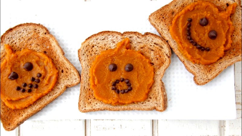 If you want to get into the Halloween mood, you can make pumpkin butter toast with Halloween-themed shapes. Just fashion the pumpkin butter into pumpkin or face shapes with a spoon and use chocolate chips or raisins to make a face. The children will get so excited. (Image Credit: weelicious.com)