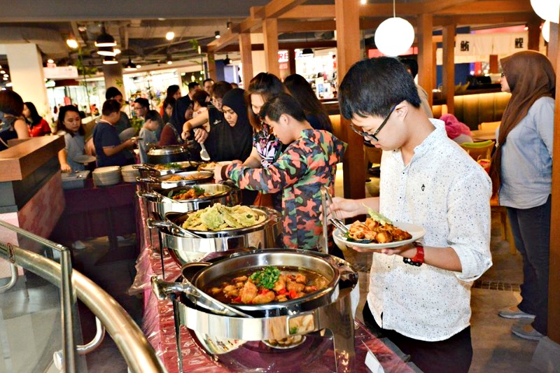 After the art and craft session, the children and their families were treated to lunch at Aragan Yokocho Restaurant, the largest Japanese restaurant at Sunway Velocity Mall.