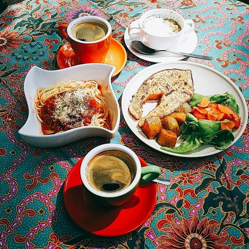 my batik & green tomato cafe food