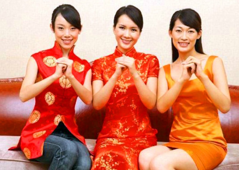 Gong Xi Fist and Palm Salute: For women, it’s right hand on top, whereas for men, it’s left hand on top. Stand at attention, look each other in the eyes, then shake the hands up and down gently three times. (Image Credit: Top China Travel). 