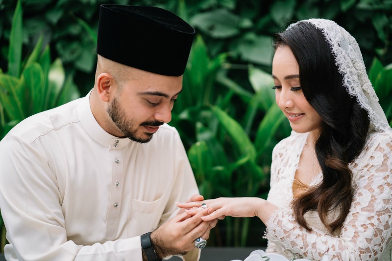 That magical moment: Exchanging rings to seal their vows. (Hamzah and Valerie’s rings were custom-made by The Gem Tribe).