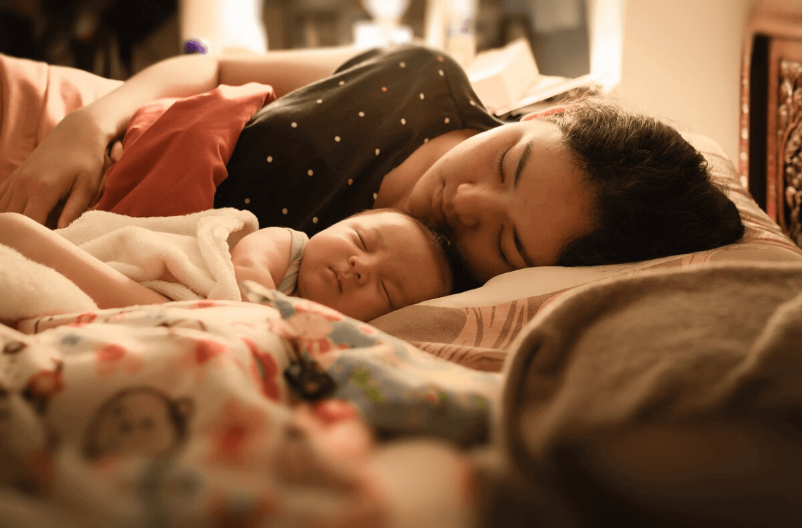 Во сне мама спала. Baby sleeping at Night. Baby and mother sleeping.