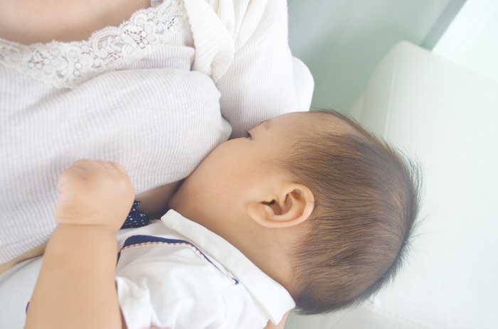 breastfeeding and pregnant moms