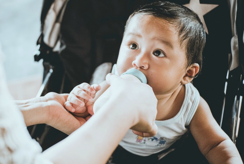 Men, women, pregnancy, lactation, children and babies require different volumes of fluids in their bodies every day to stay healthy? For babies, their fluid intake can consist of milk, purees, porridge, plain water and other beverages.