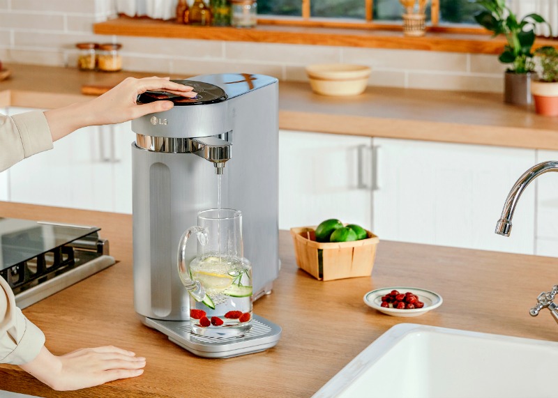 The LG PuriCare™ Tankless Water Purifier is ergonomically designed to look sleek in any work space, kitchen or utility room. Furthermore, its dispensing nozzle is versatile and can be swiveled 180° around to fill cups, glasses or odd-shaped containers.