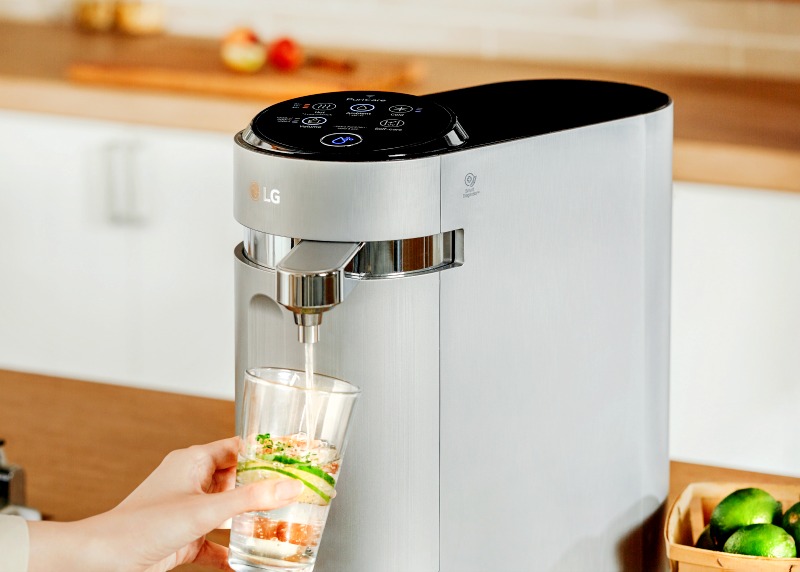 LG PuriCare™ Tankless Water Purifier gives you three different water temperatures at the touch of a button: Hot, Ambient and Cold, so you can make your drinks with precision and convenience. 