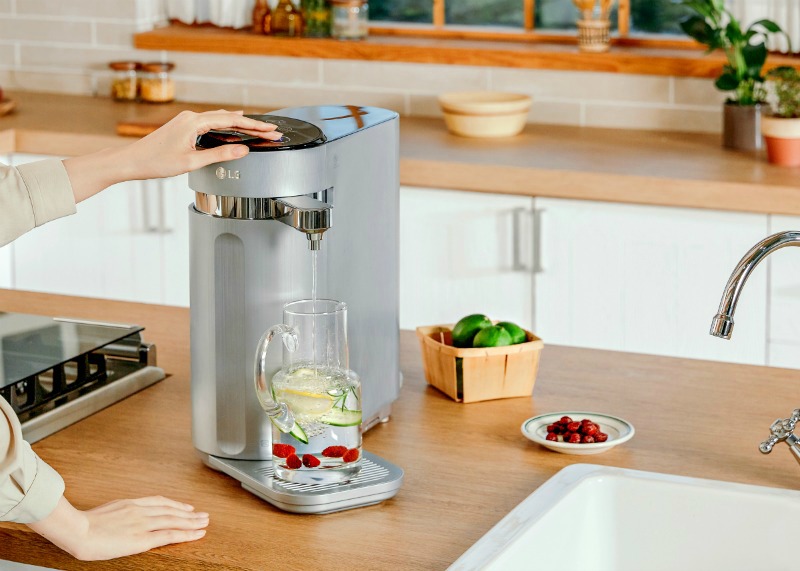 The 17cm tall and slim design of the LG PuriCare™ Tankless Water Purifier makes it a beautiful fit in any work space, kitchen or utility room. 