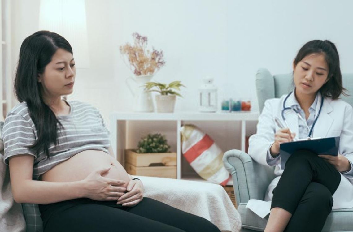 pregnant woman consulting doctor