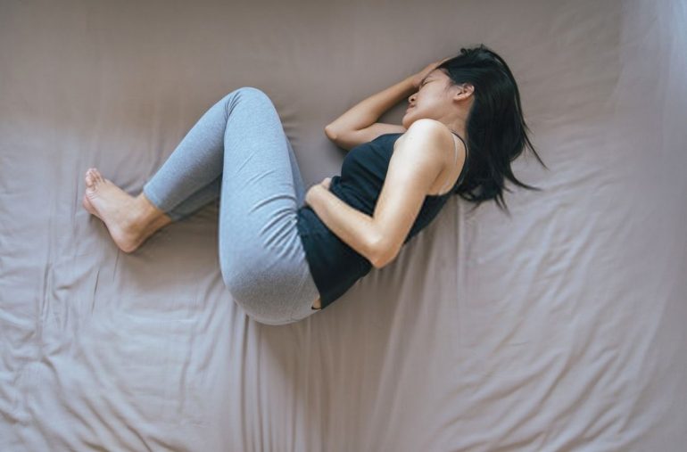 woman is having abdominal cramp