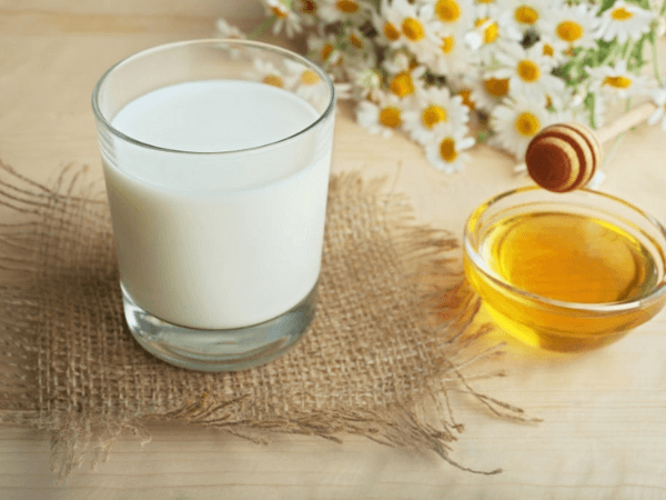 honey and milk to moisturize skin