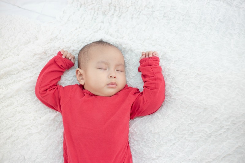 advice Babies should sleep on their backs and be in a cot free of tight swaddling, soft toys, cot bumpers and blankets