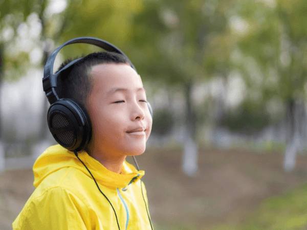 kid listen to music to relax