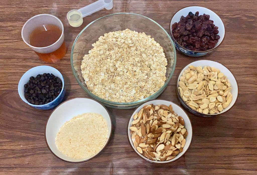 the ingredients for granola energy bar