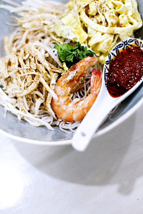 The texture of the dish is given by the noodles, beansprouts, chicken, egg and prawns.